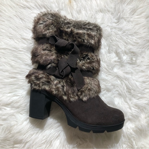 BearPaw Shoes - BEARPAW NWT NIB Fuzzy brown boots with bows on side and heels size 9 classic Ugg